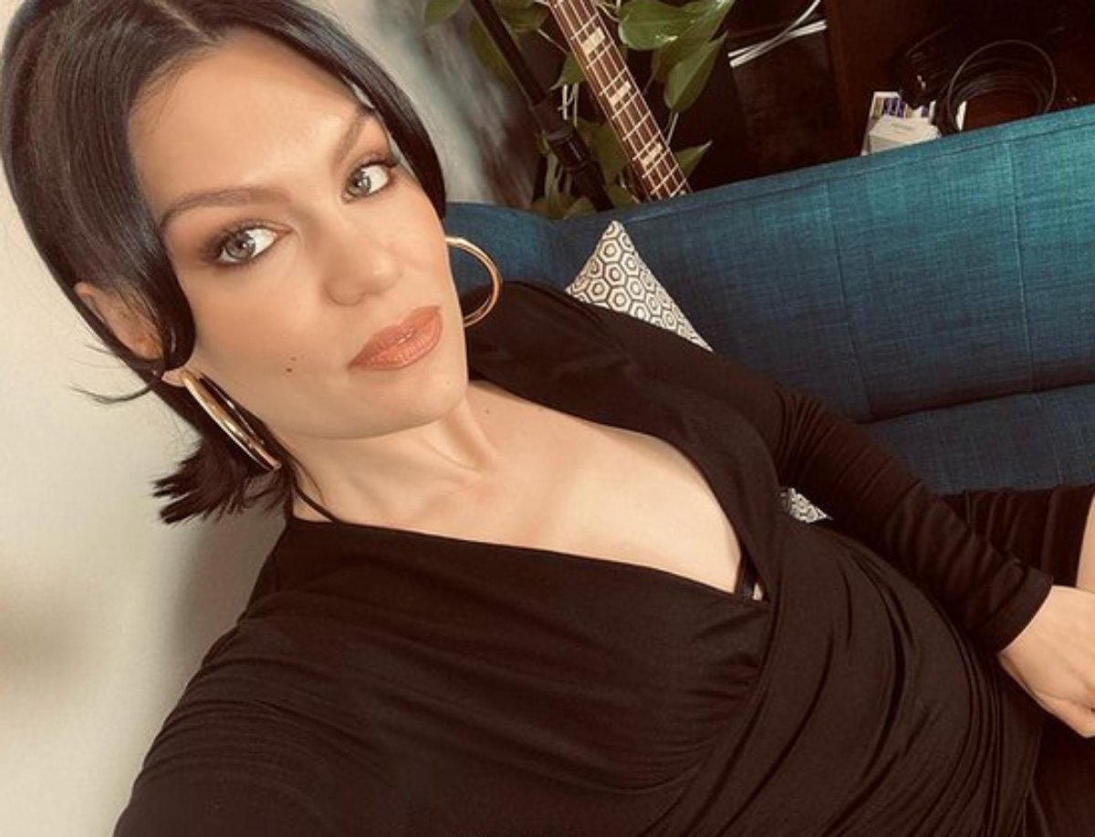 Jessie J posa sexy para selfie