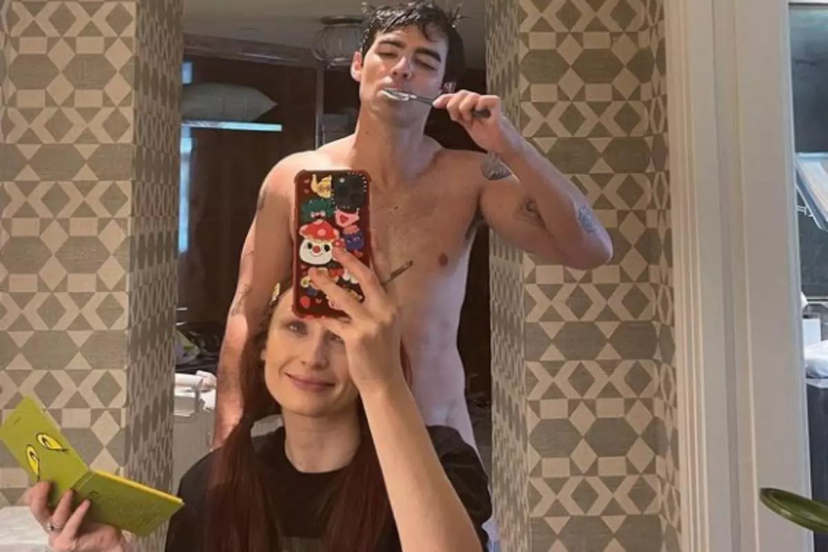 Joe Jonas aparece pelado em foto com a esposa Sophie Turner