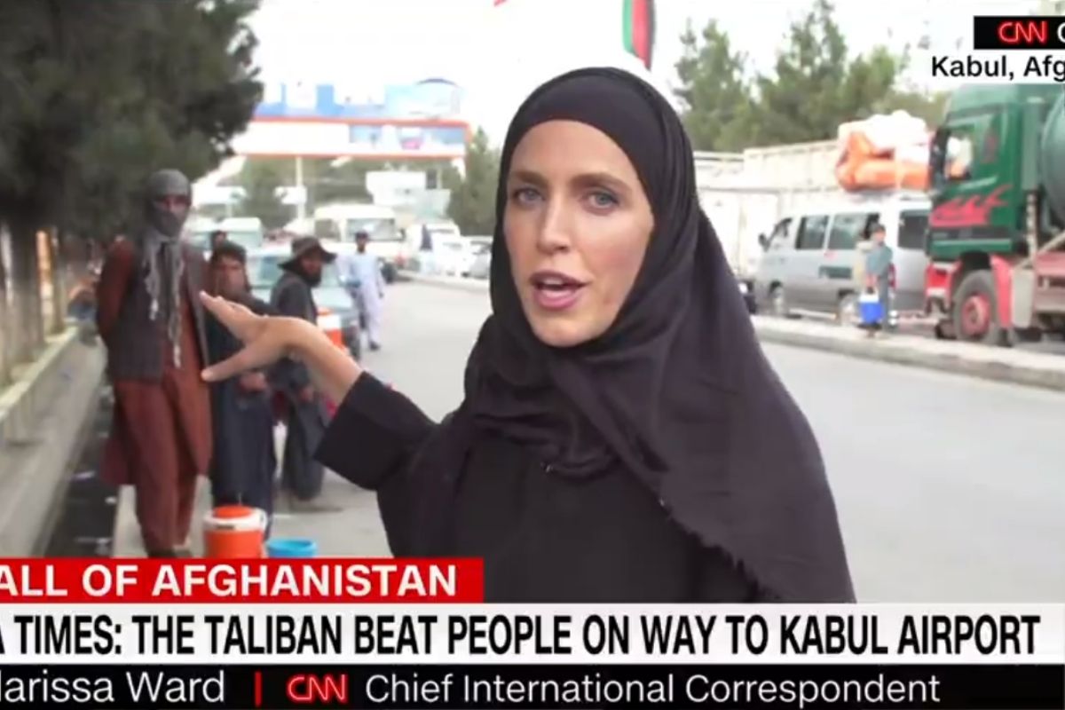 Jornalista Clarissa Ward fazendo reportagem no Afeganistão