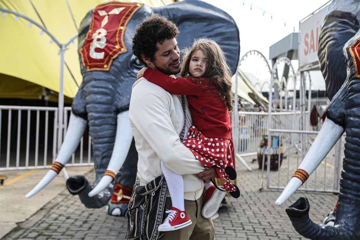 José Loreto com a filha Bella no circo