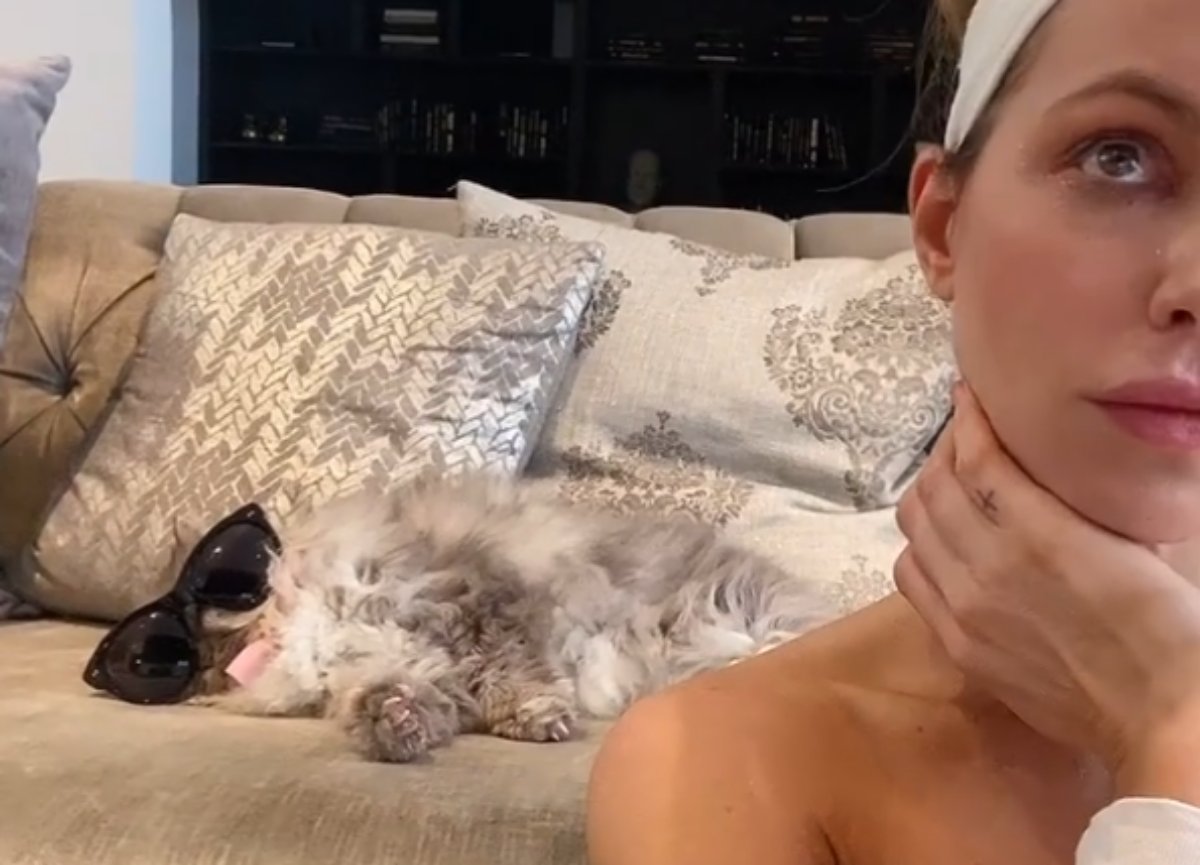 Kate Beckinsale com seu gato Clive no sofá
