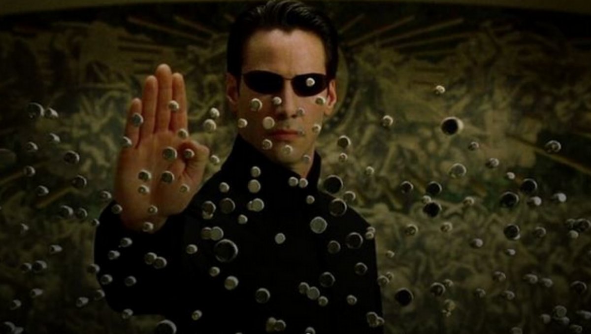 Keanu Reeves em cena de Matrix 4