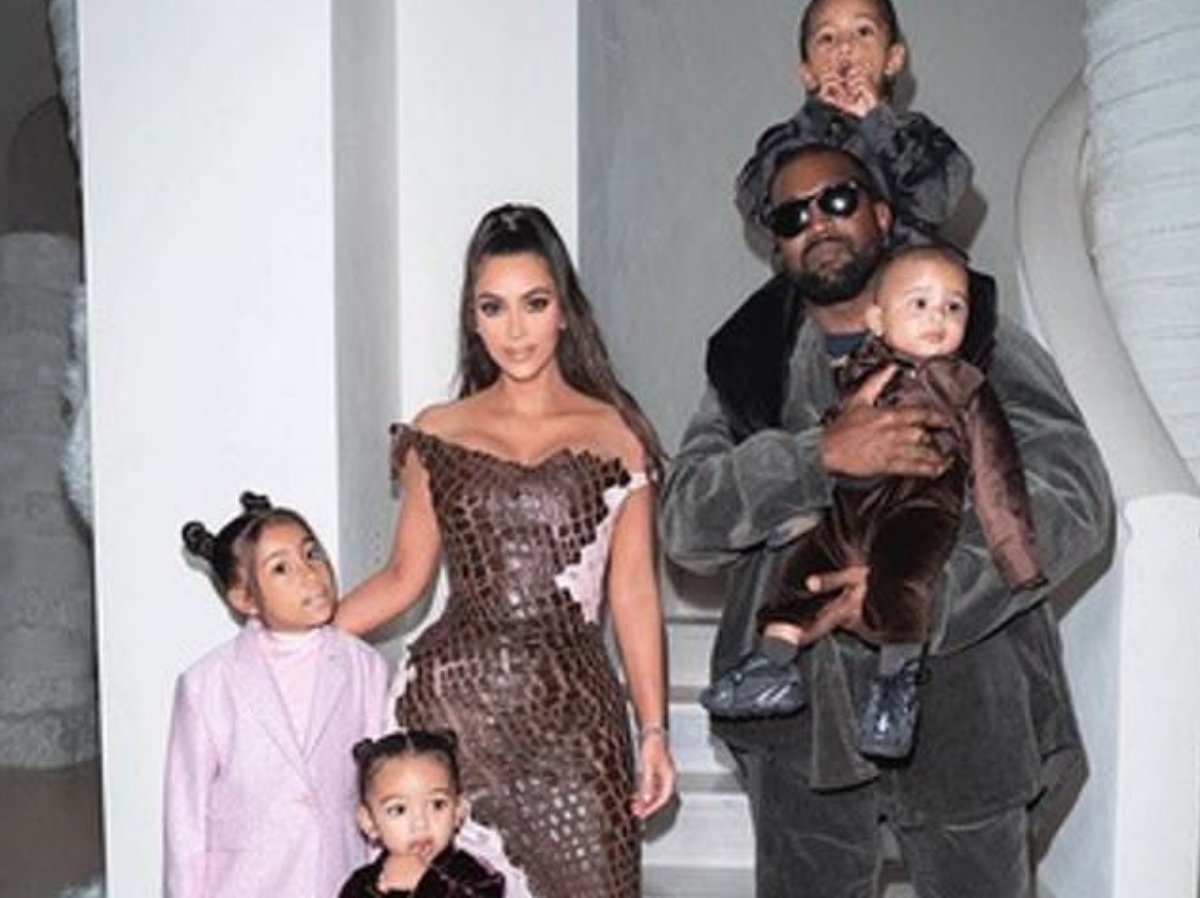 Kim Kardashian e Kanye West posam com os filhos