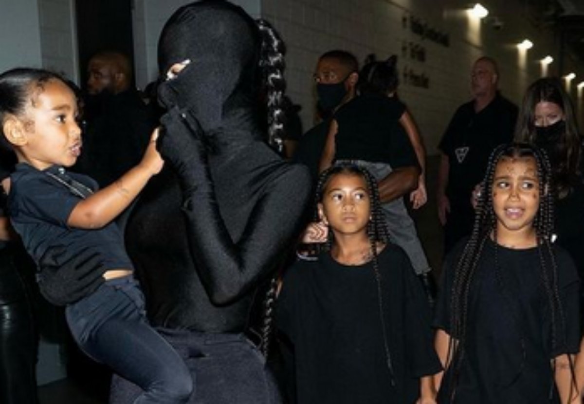 Kim Kardashian e os filhos com roupa Balenciaga para show de Kanye West