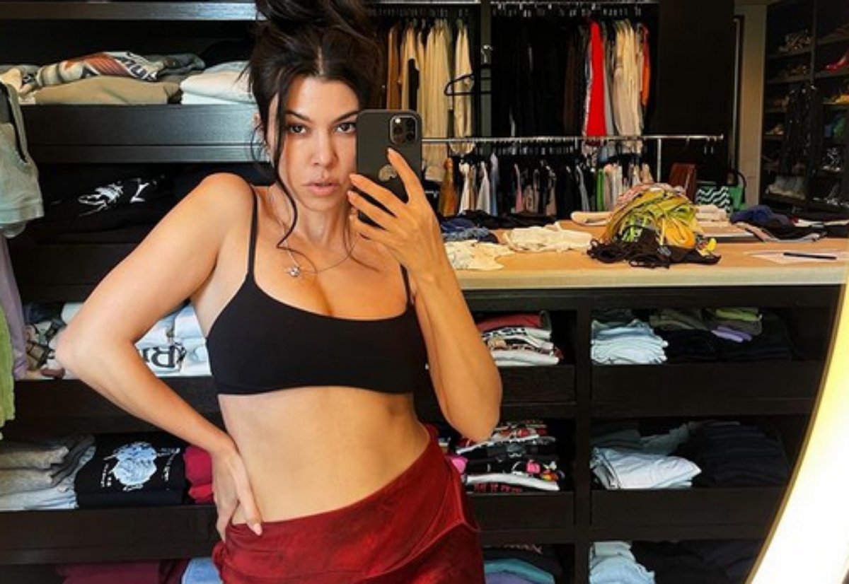 Kourtney Kardashian posa sexy na frente do espelho