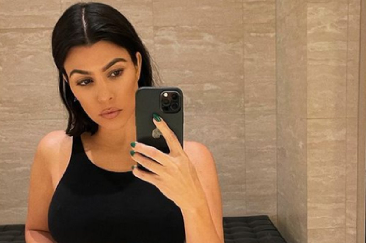 Kourtney Kardashian faz selfie de novo corte de cabelo