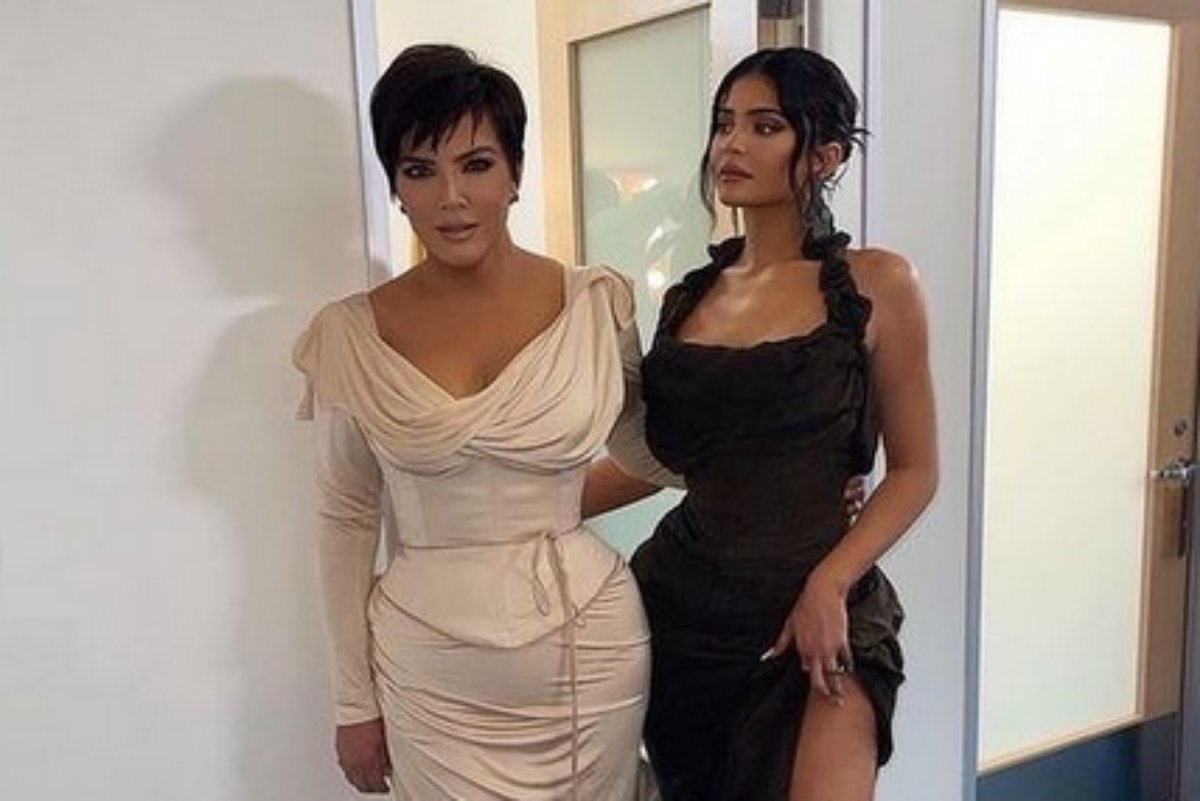 Kirs Jenner e Kylie Jenner posam elegantes de vestido