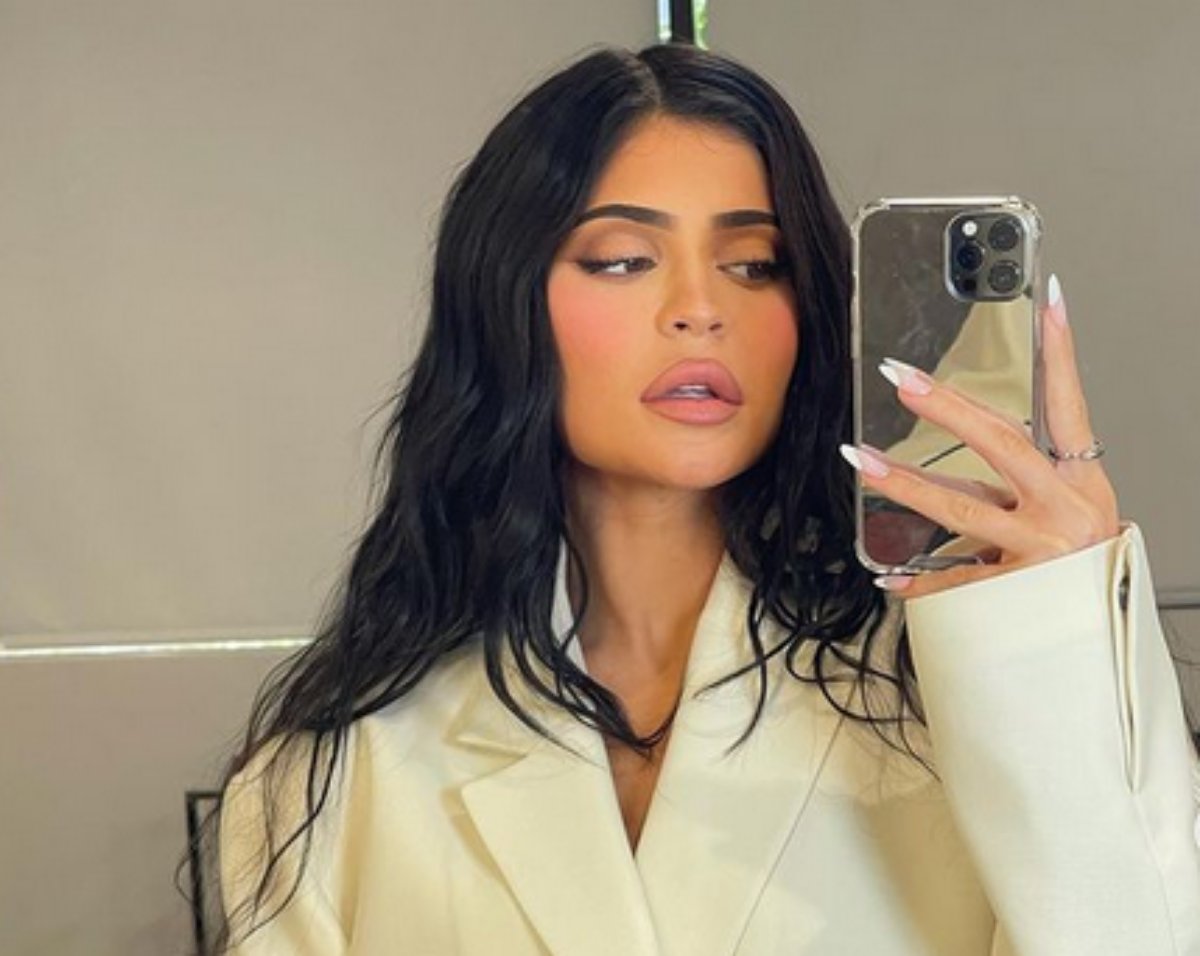 Kylie Jenner faz selfie com roupa larga