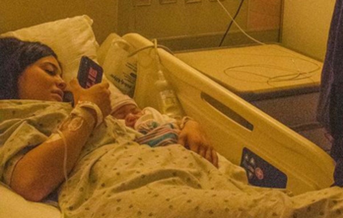 Kylie Jenner na cama do hospital após nascimento de Stormi