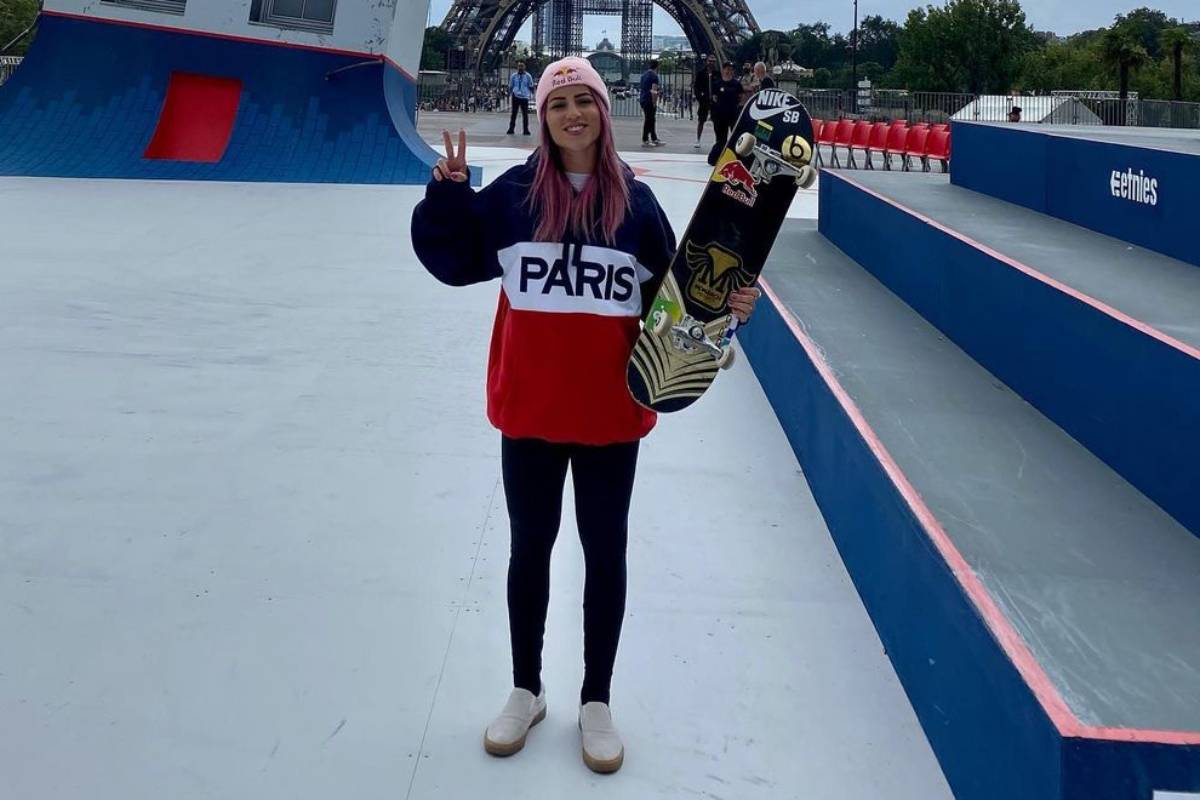 letícia bufoni segurando skate em Paris próxima à torre eifel