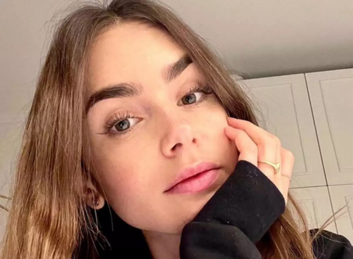 Lily Collins séria em selfie