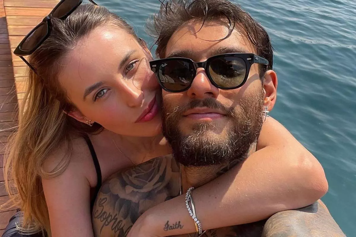 lorena carvalho abraçada com lucas lucco em um passeio de barco