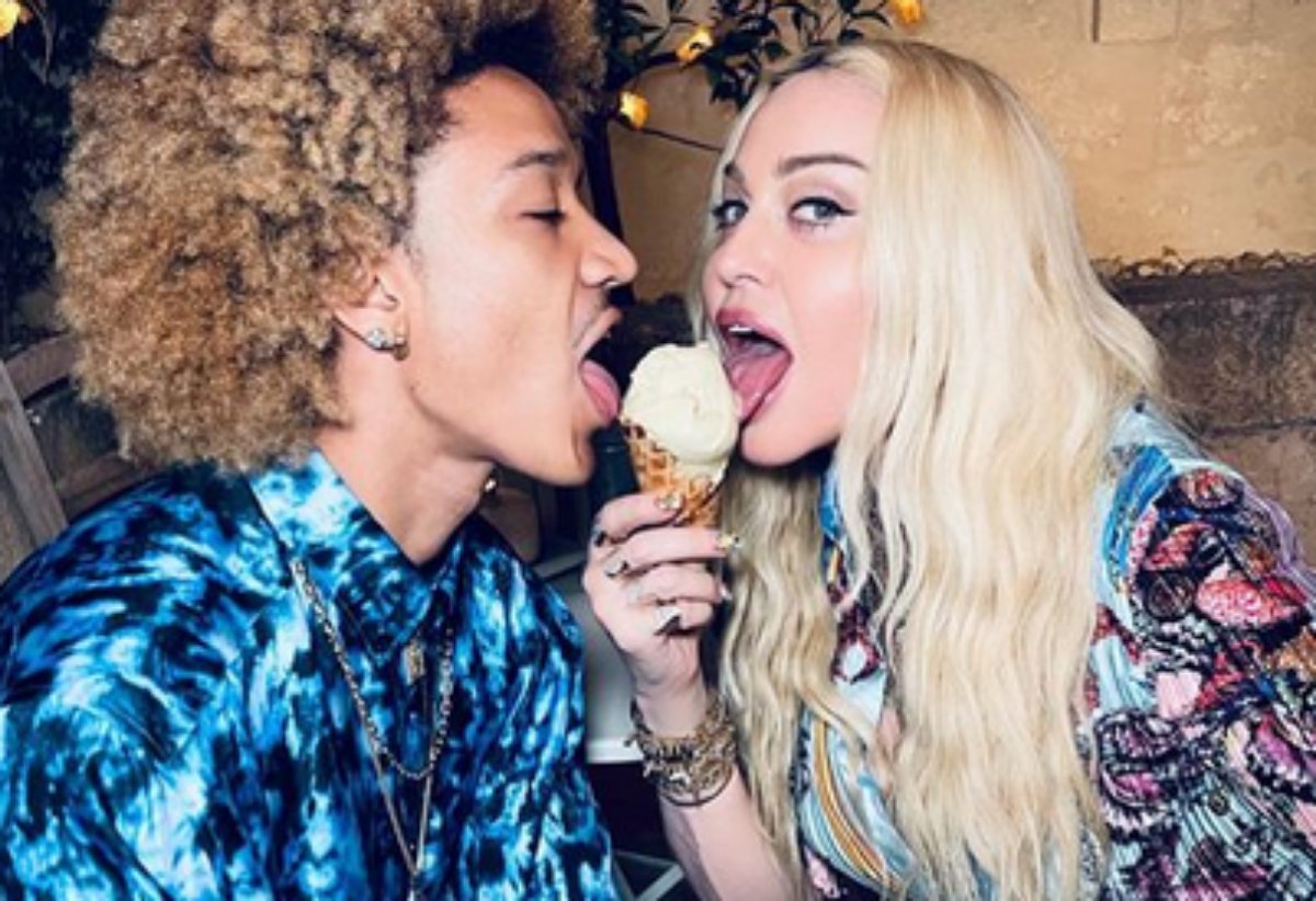 Madonna chupa sorvete com o namorado