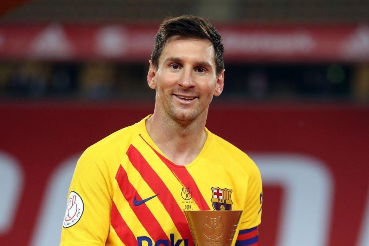 Foto de Messi sorrindo em campo