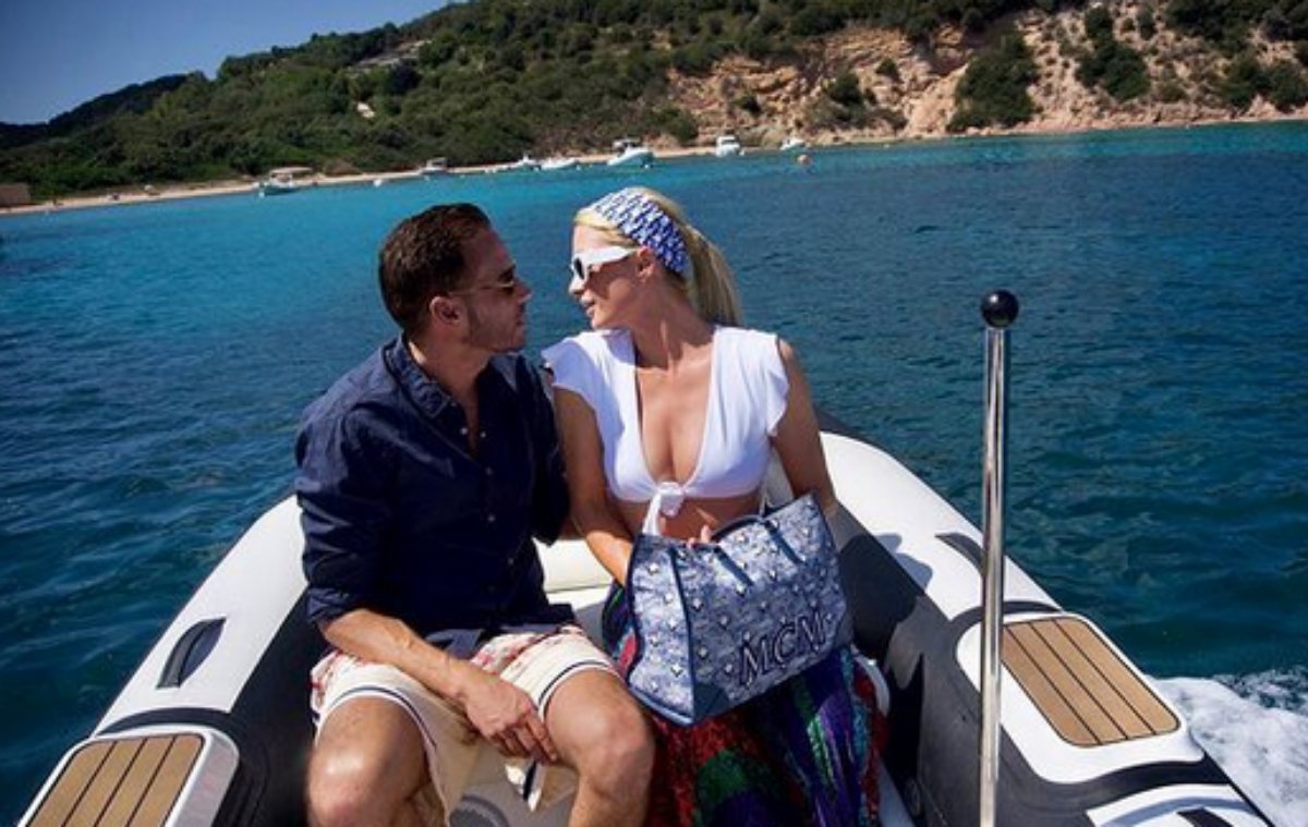 Paris Hilton e o noivo em passeio de barco