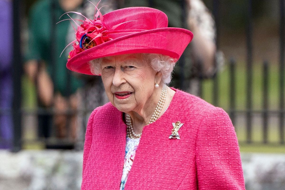 Rainha Elizabeth II usando uma roupa rosa e chapéu