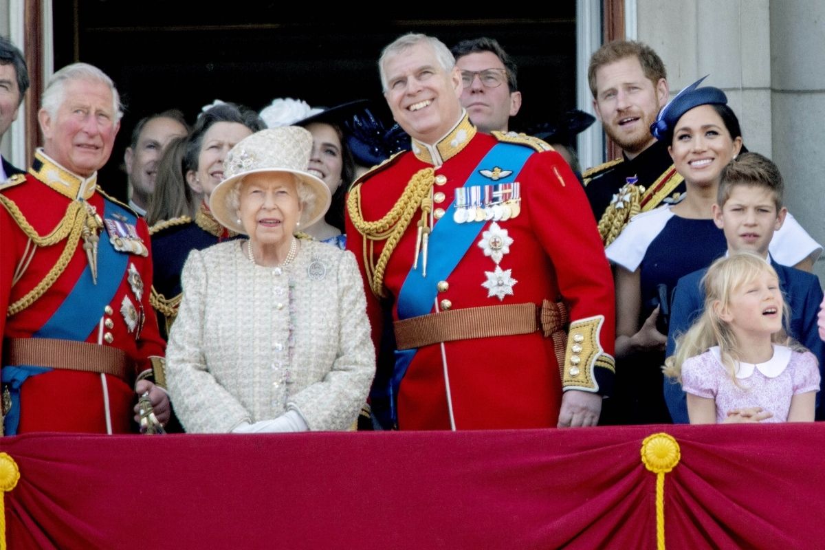 Príncipe Andrew ao lado da Rainha Elizabeth e do irmão, Príncipe Charles