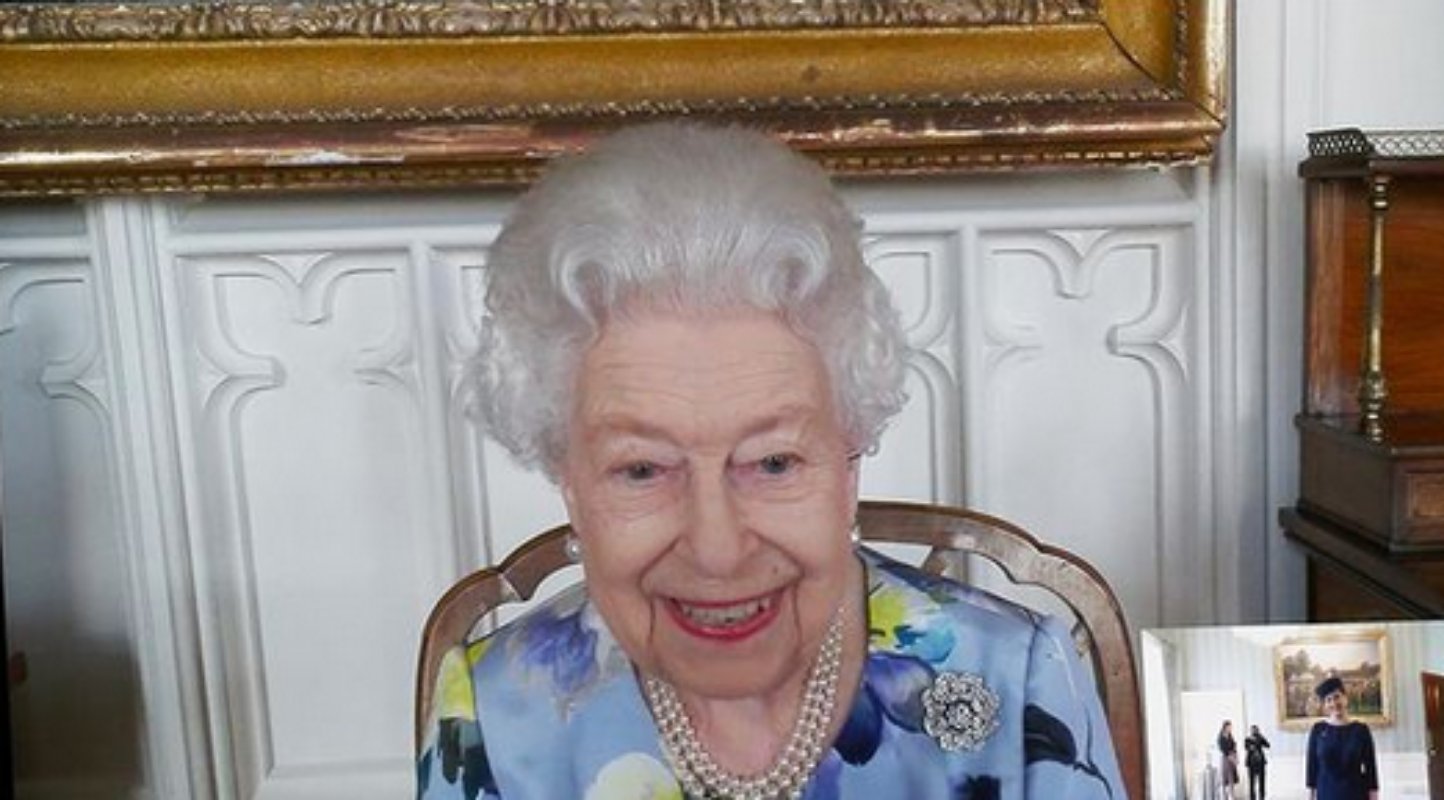 Rainha Elizabeth II sorri em live