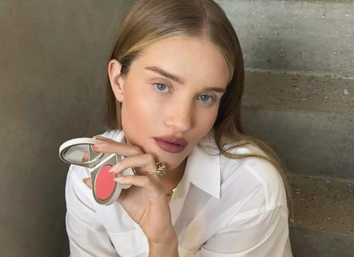 Rosie Huntington-Whiteley posa com novo produto