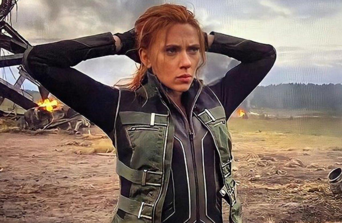 Scarlett Johansson em cena de Viúva Negra