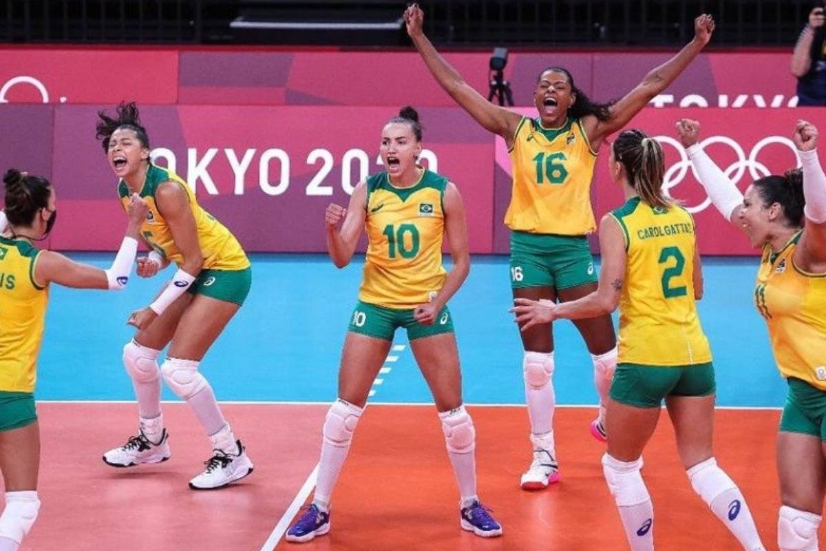 Seleção brasileira feminina de vôlei arranca suspiros e movimenta