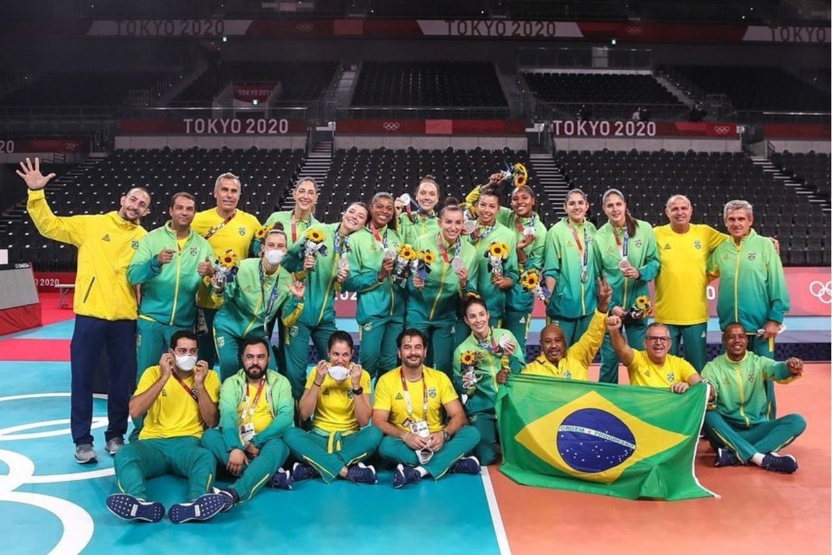 Foto com toda a seleção feminina brasileira de vôlei nas Olimpíadas de Tóquio