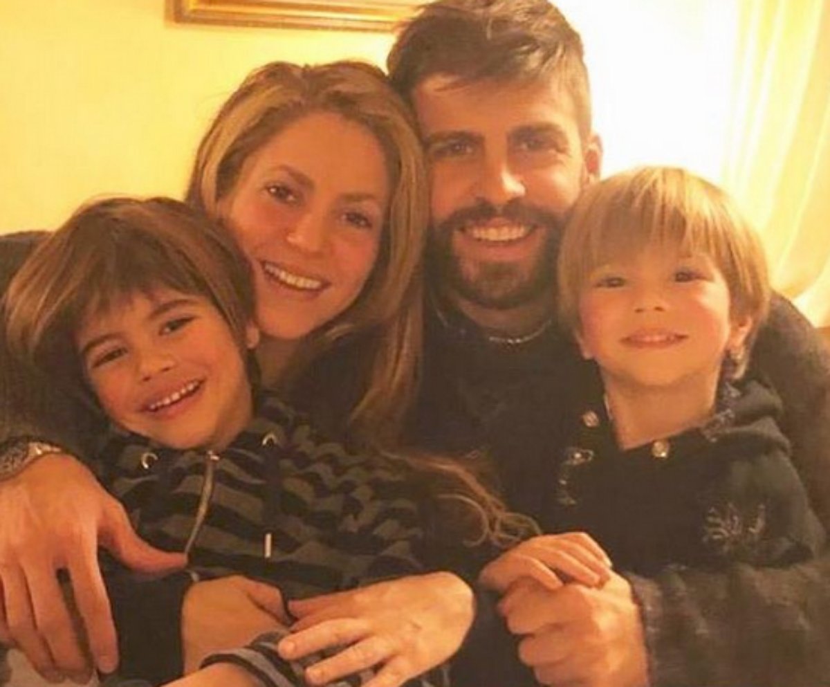 Shakira e Gerard Piqué posam com os filhos