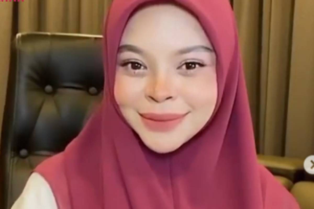 cantora da malásia siti sarah raissuddin de burca rosa em video