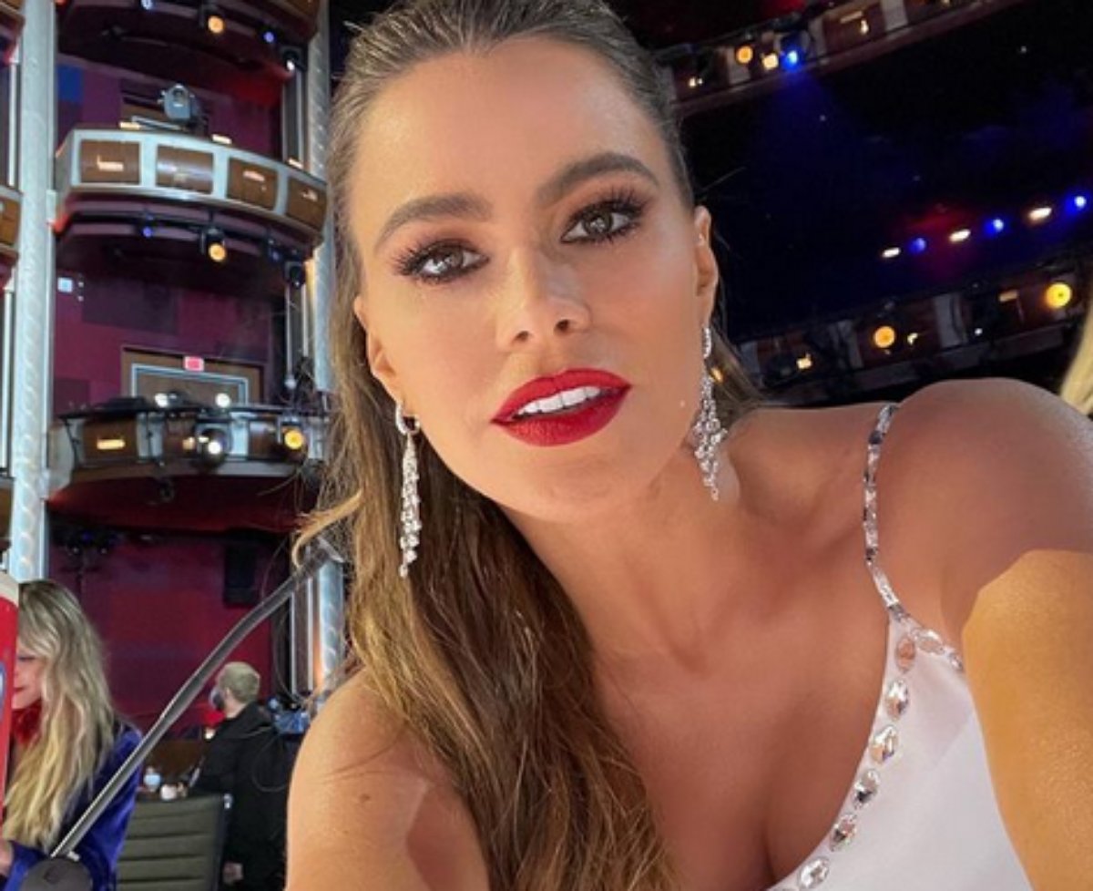 Sofia Vergara faz selfie em programa
