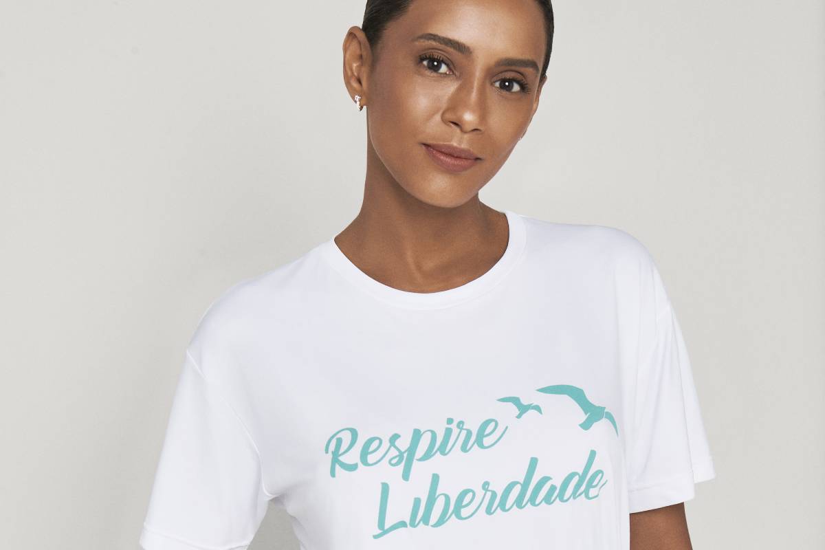 taís araújo com camiseta da campanha respire liberdade