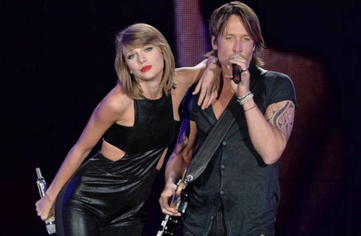 Taylor Swift e Keith Urban no palco em Toronto em 2015