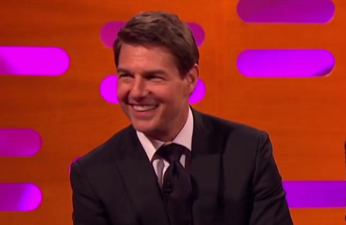 Tom Cruise sorridente em programa de TV