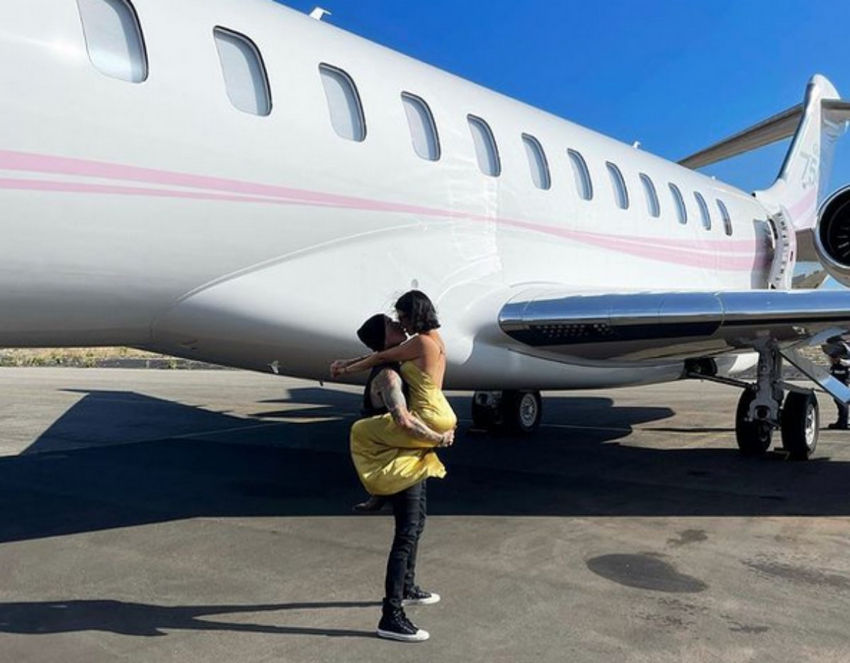 Travis Barker e Kourtney Kardashian se beijam em avião