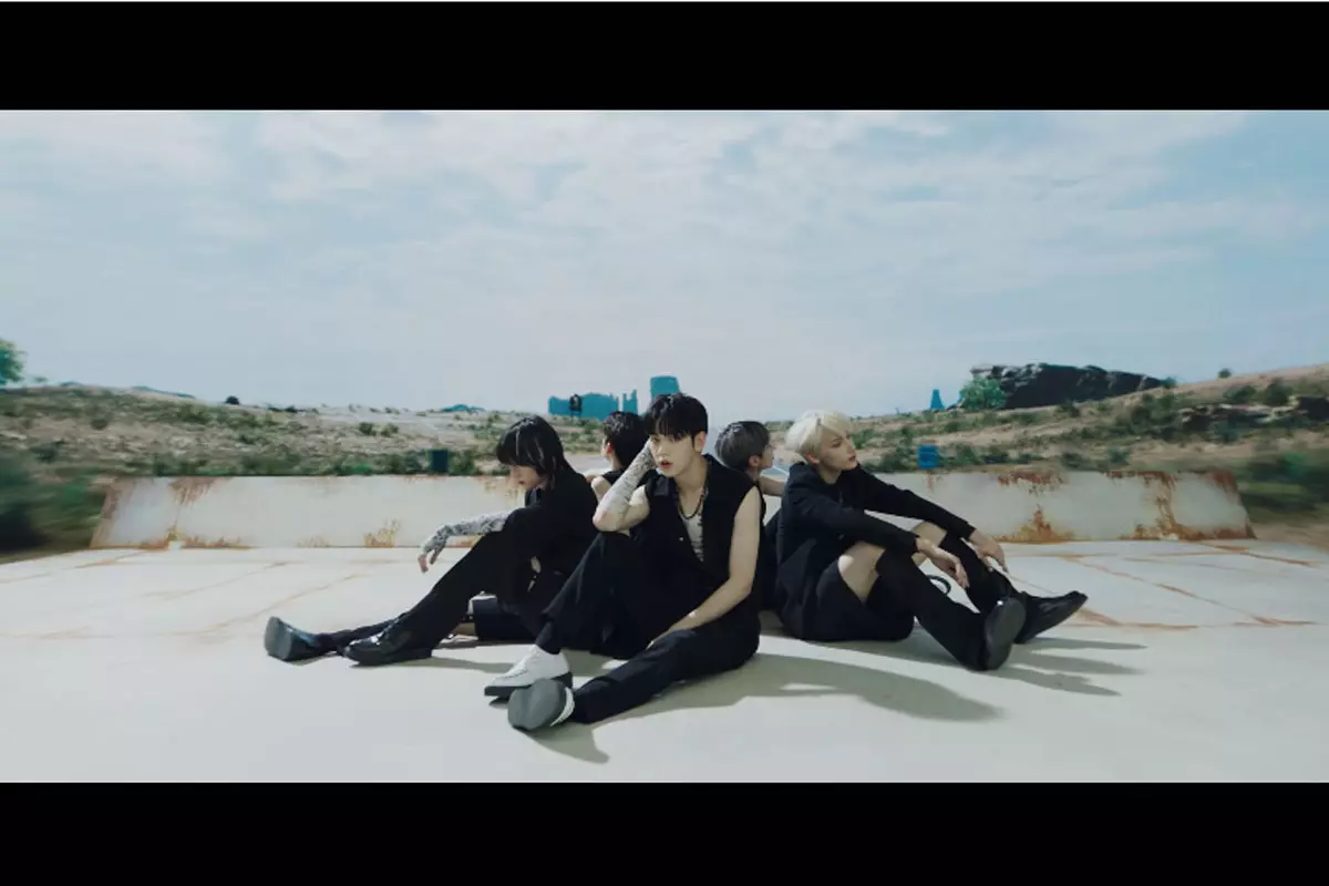 O quinteto TXT no clipe de LOSER=LOVER