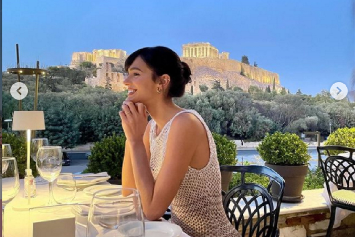 Bruna Marquezine em restaurante de Atenas