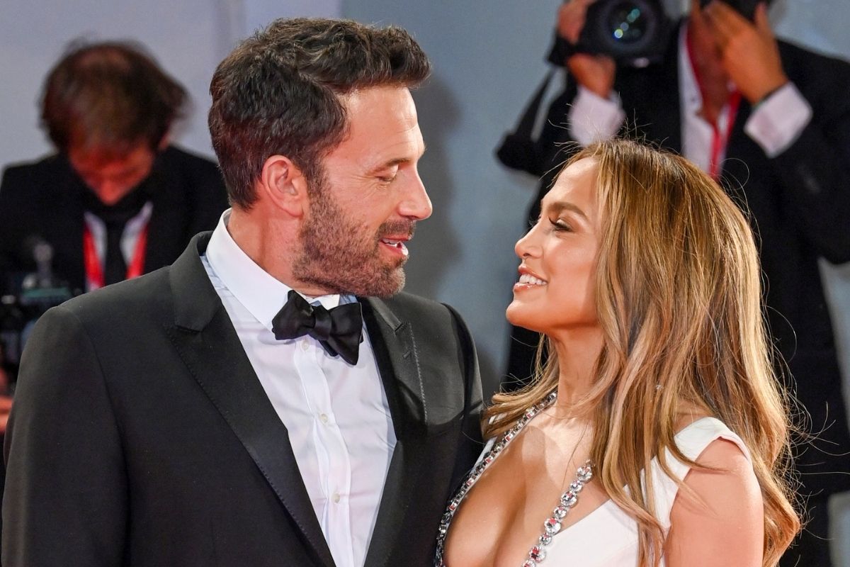 Jennifer Lopez e Ben Affleck trocas olhares apaixonados em Veneza