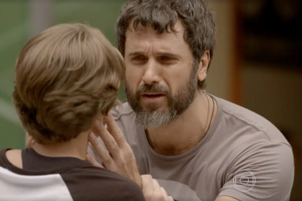 Malhação - Gael implora para Karina ficar com ele.