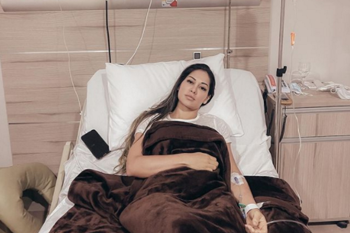 Mayra Cardi deitada na cama de hospital