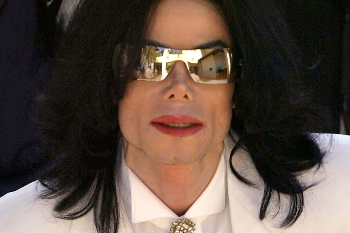 Michael Jackson de terno branco