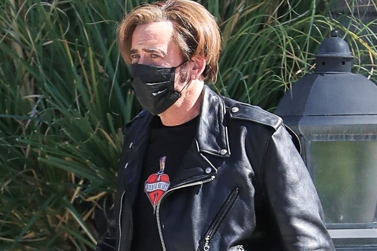 Nicolas Cage de mascara e jaqueta preta