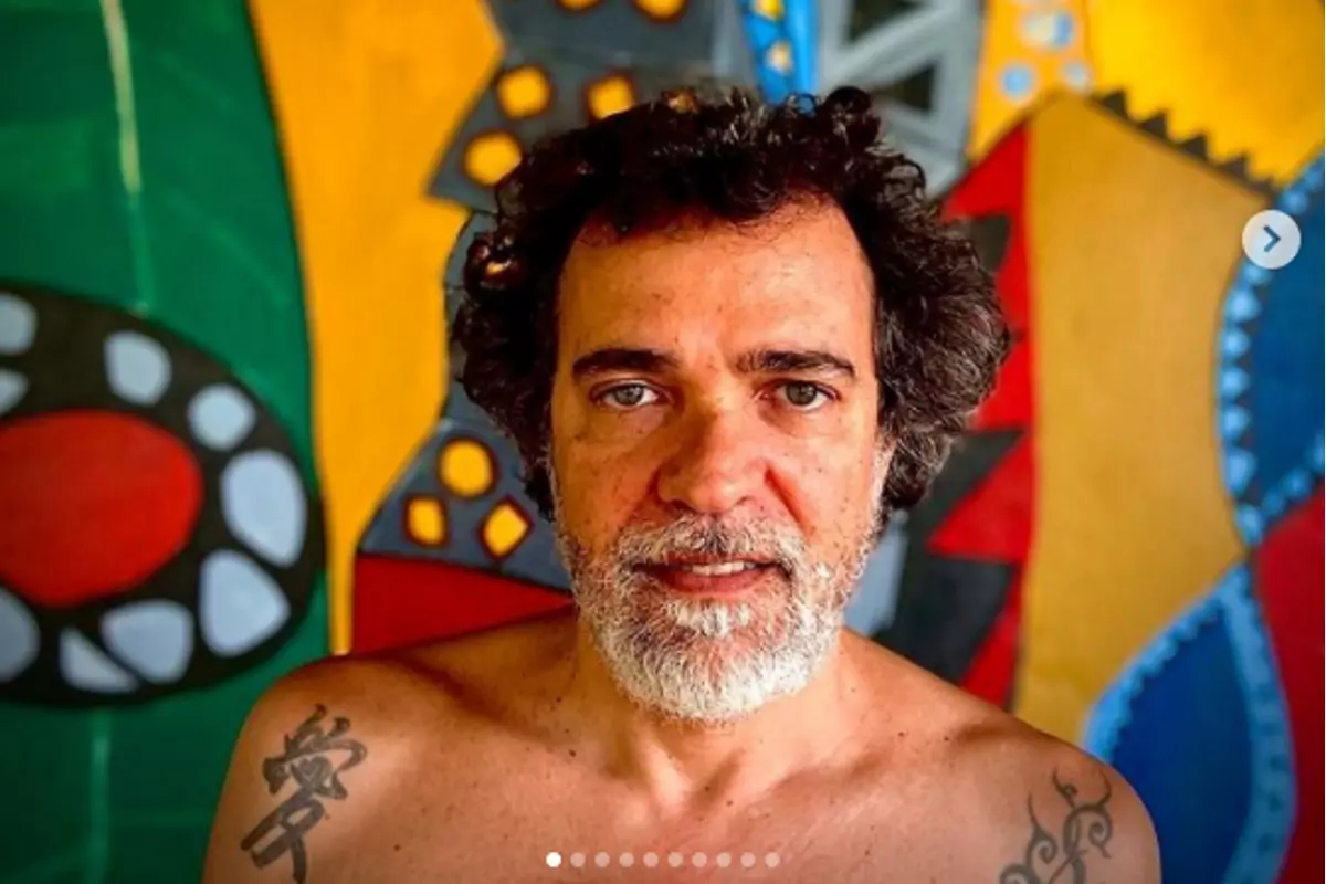 Paulinho Moska semblante serio e sem camisa