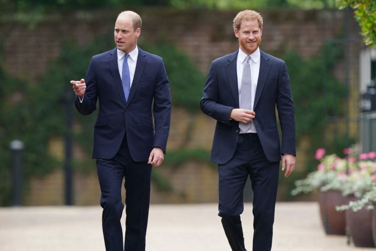 Príncipes William e Harry caminhando juntos