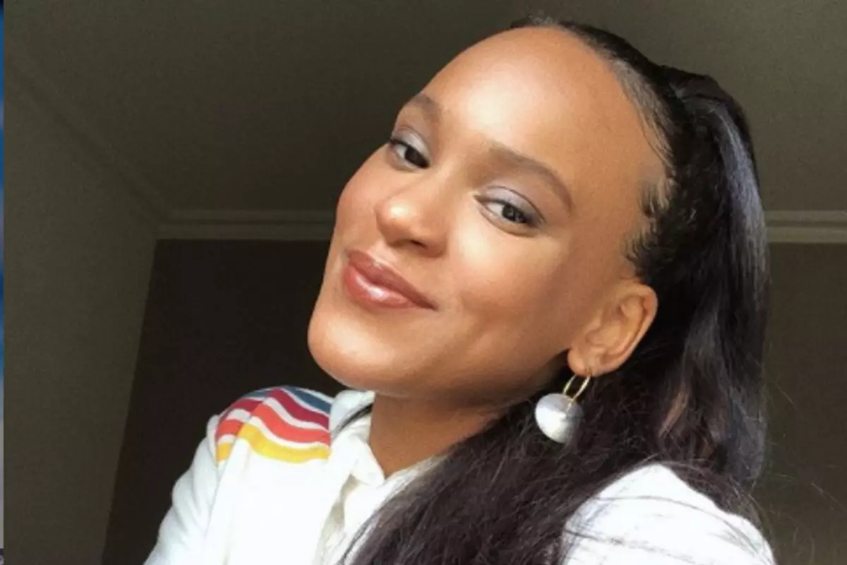 Rebeca Andrade sorrindo selfie