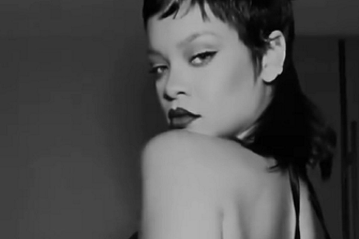 Rihanna com olhar sexy