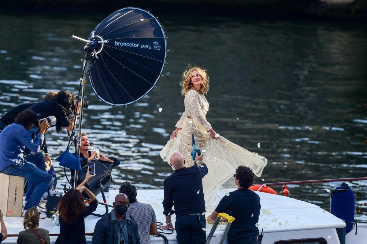 Julia Roberts em novo anúncio para a Lancôme , gravado no Rio Sena, em Paris