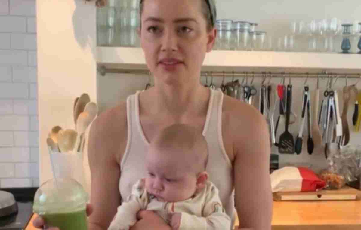 Amber Heard com a filha no colo