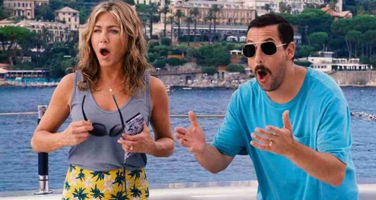 Jennifer Aniston e Adam Sandler em cena de Mistério no Mediterrâneo