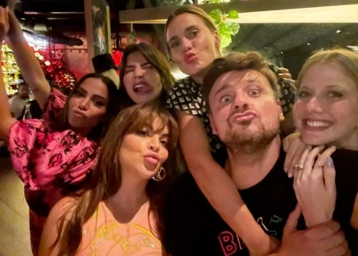 Anitta, Gkay, Carolina Dieckmann, Gabriela Prioli, Leo Fuchs e outros em um restaurante de Miami