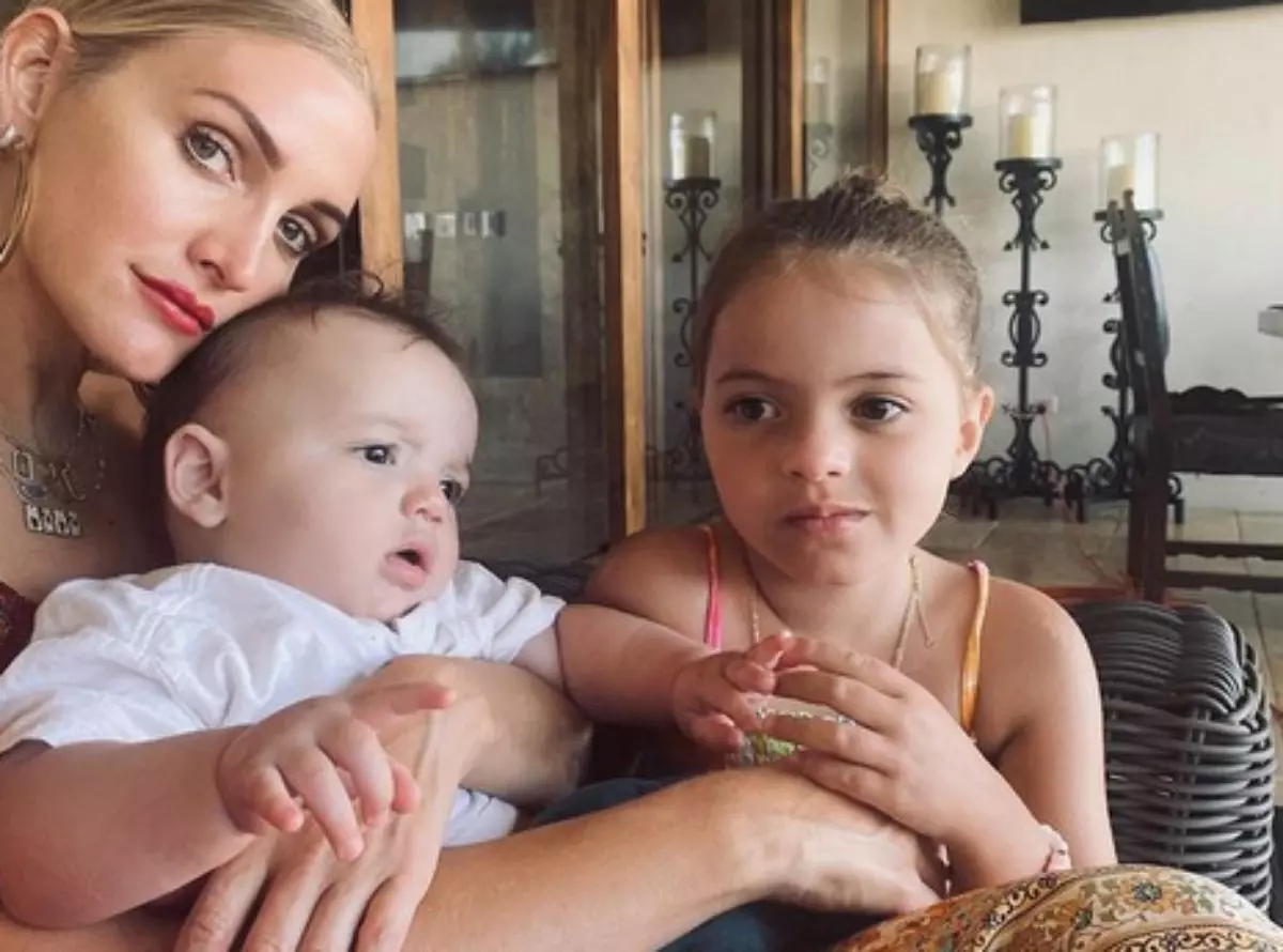 Ashlee Simpson Ross posa com os filhos