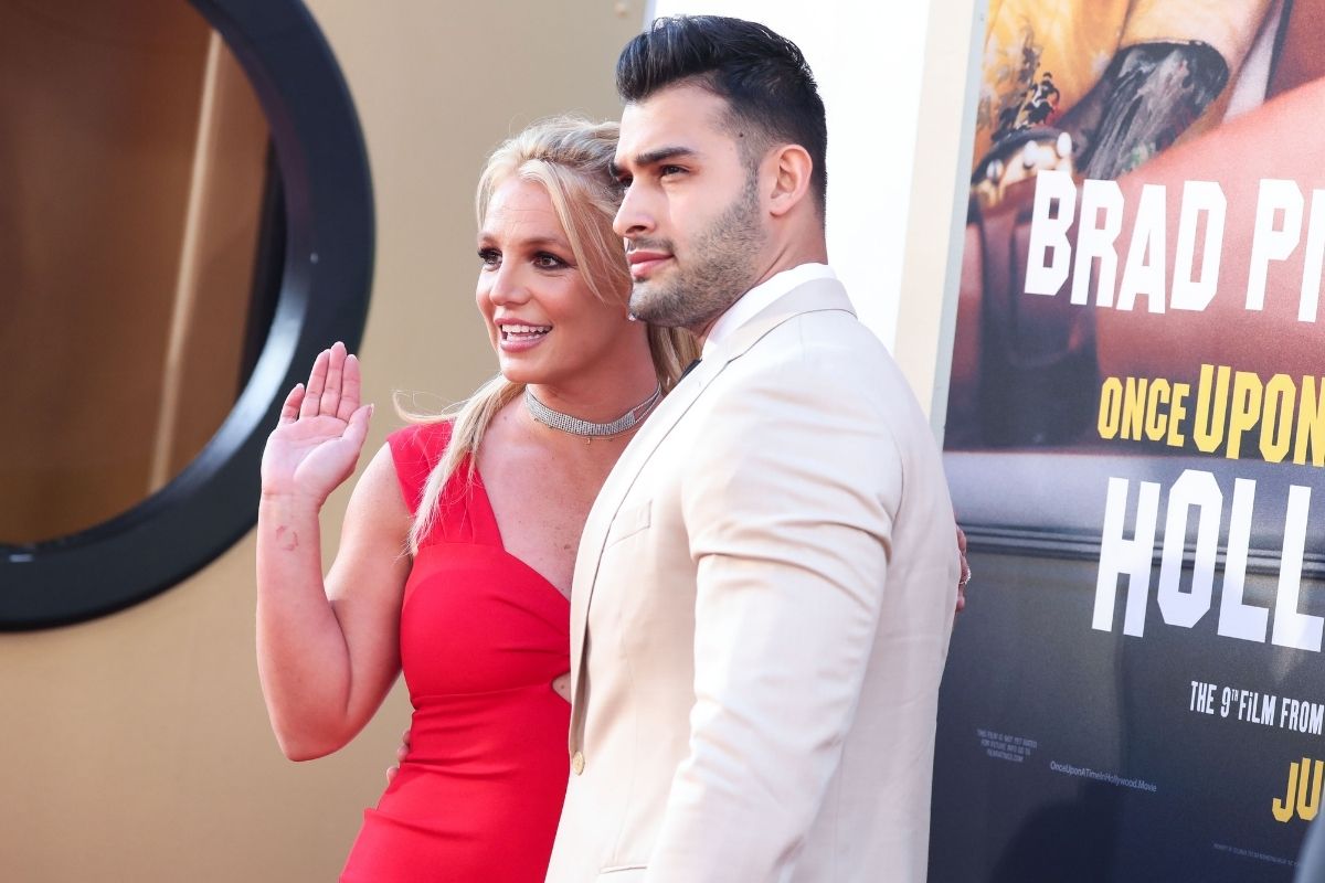 Britney Spears e Sam Asghari passeando de Mercades